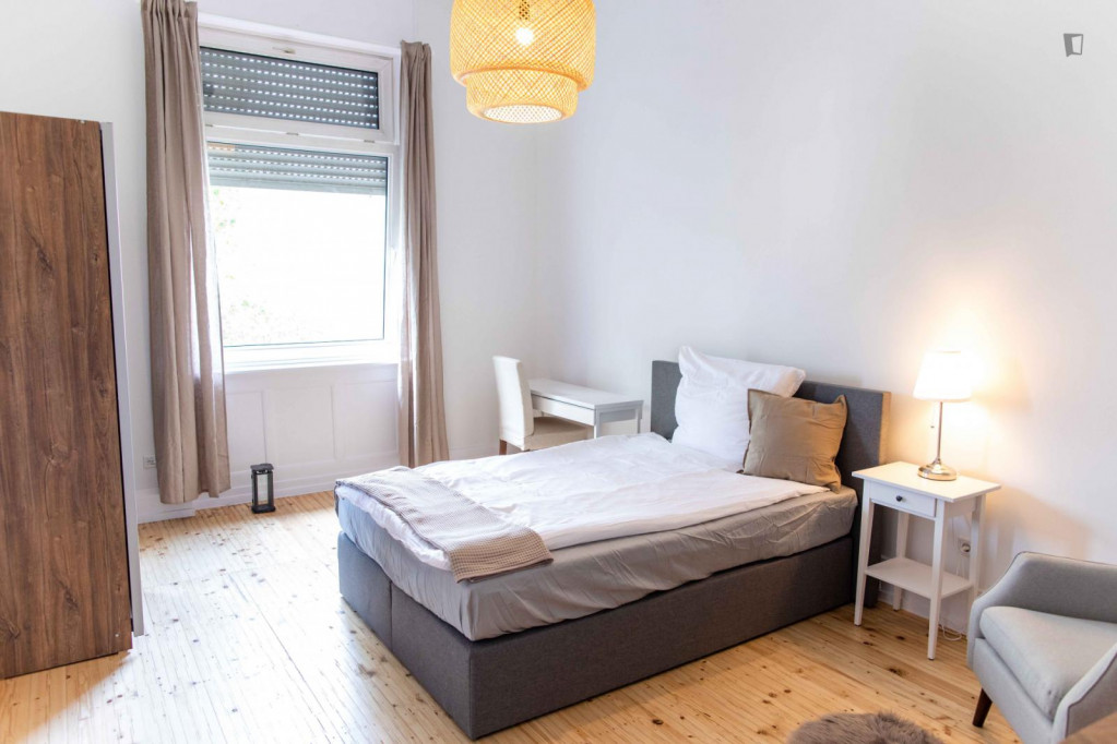 Cosy single bedroom with TV in Frankfurt
