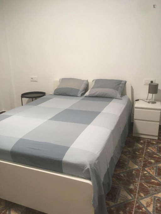 Stunning double bedroom in a 4-bedroom flat close to Puerta de Purchena - Almeria - chambre - ImmoJeune