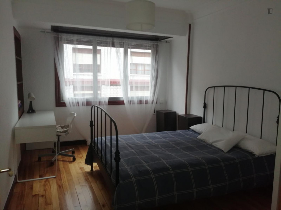 Homely double bedroom near the underground station "Etxebarri" - Bilbao - chambre - ImmoJeune