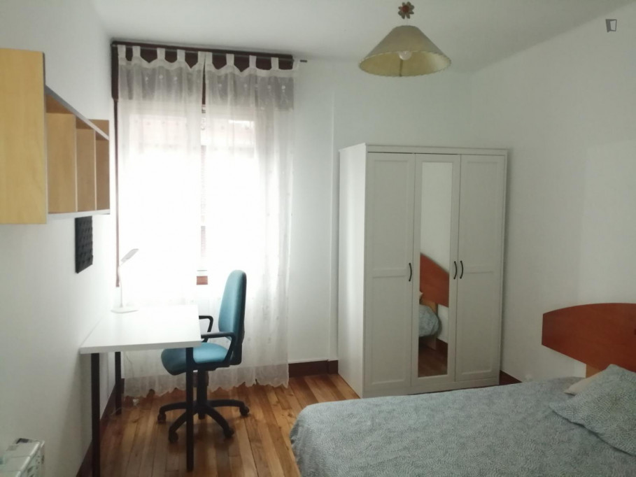 Neat double bedroom near the underground station "Etxebarri" - Bilbao - chambre - ImmoJeune
