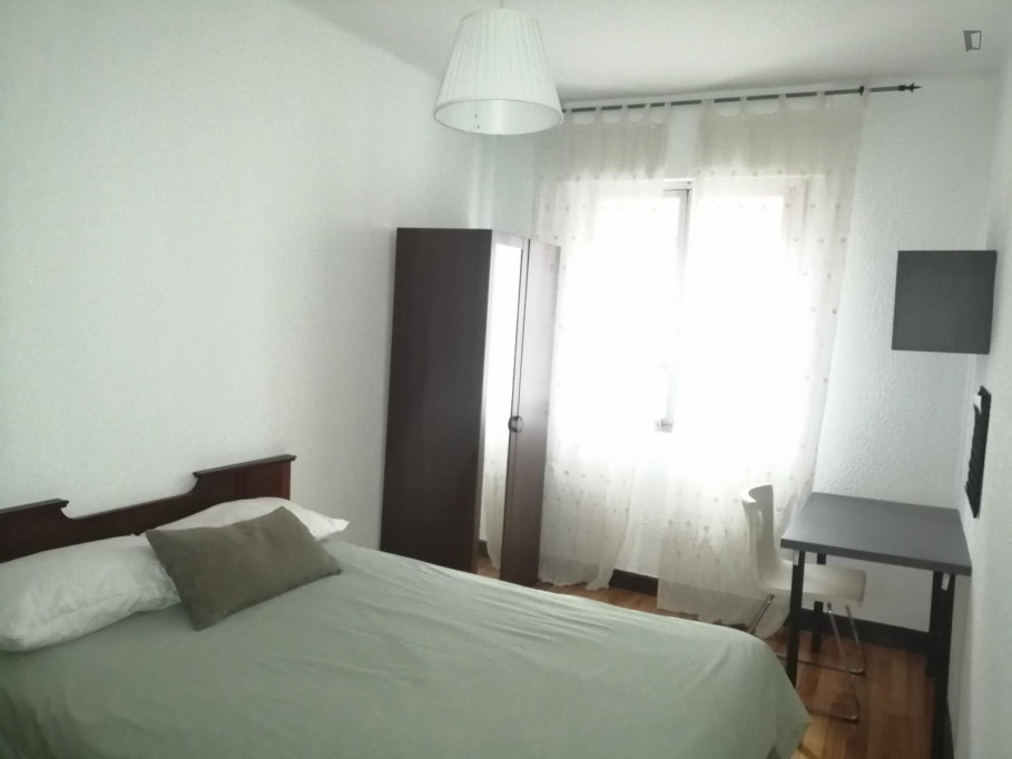 Bright double bedroom near the underground station "Etxebarri" - Bilbao - chambre - ImmoJeune