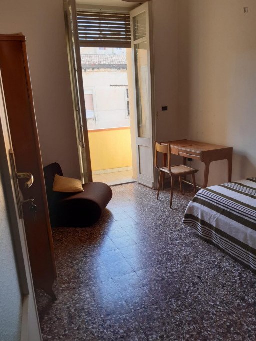 Single Room With Private Balcony In Sassari Centre 5 Min Walk From Piazza D'Italia - Sassari - chambre - ImmoJeune