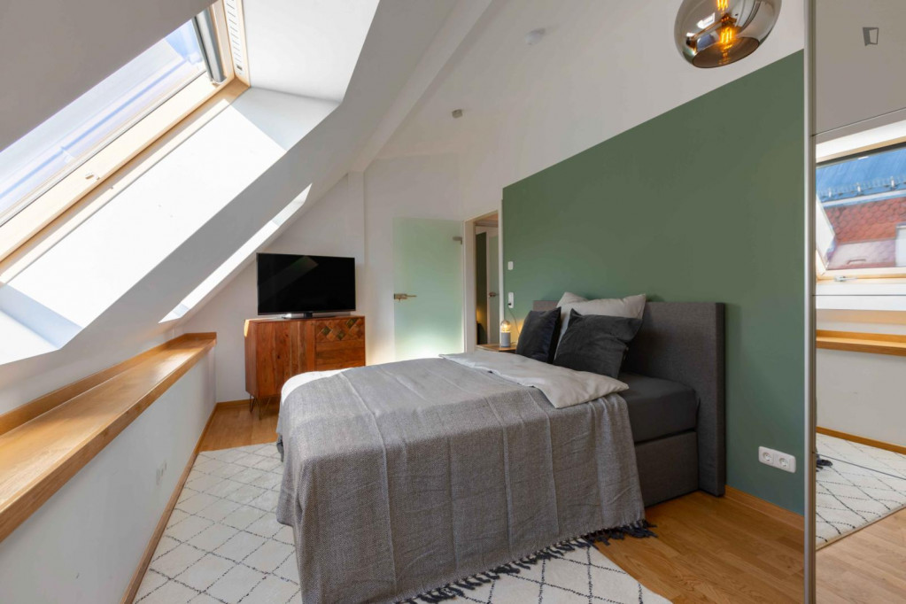 Colourful double bedroom in Ludwigsvorstadt-Isarvorstadt - Munich - chambre - ImmoJeune