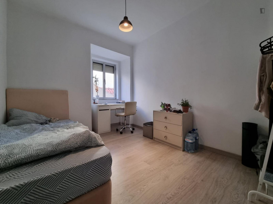 Comfortable single bedroom near the Alcântara-Terra train station