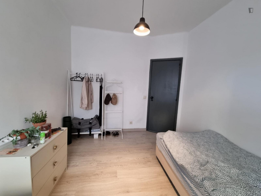 Comfortable single bedroom near the Alcântara-Terra train station