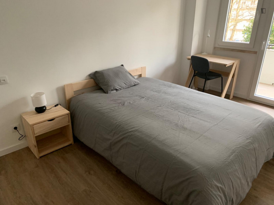 Nice double bedroom, with a balcony, next to Lumiar metro station - Lisbonne - chambre - ImmoJeune