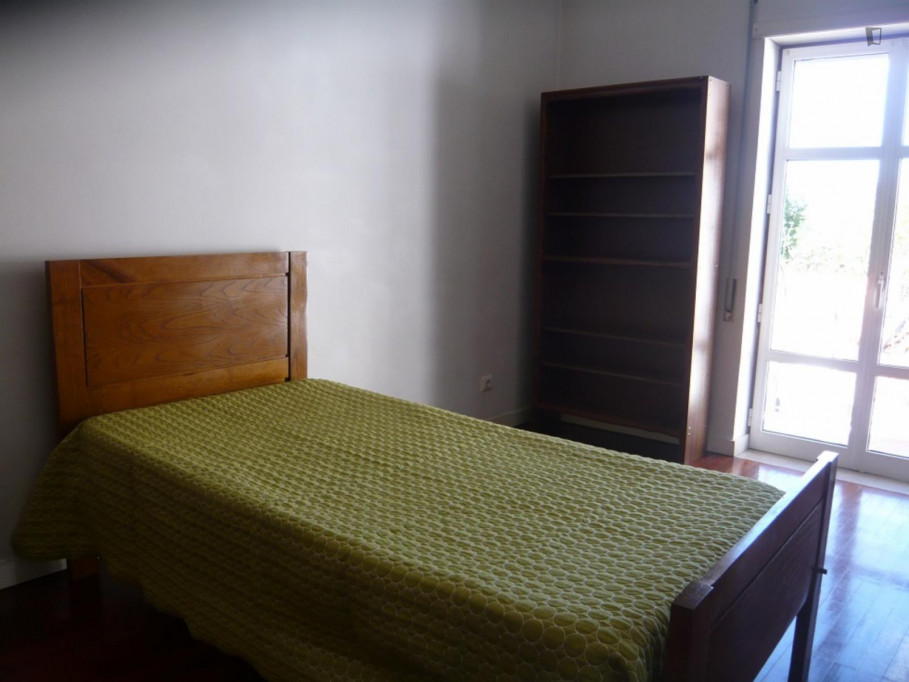 Pleasant single bedroom with a balcony, near Jardim da Sereia - Coimbra - chambre - ImmoJeune