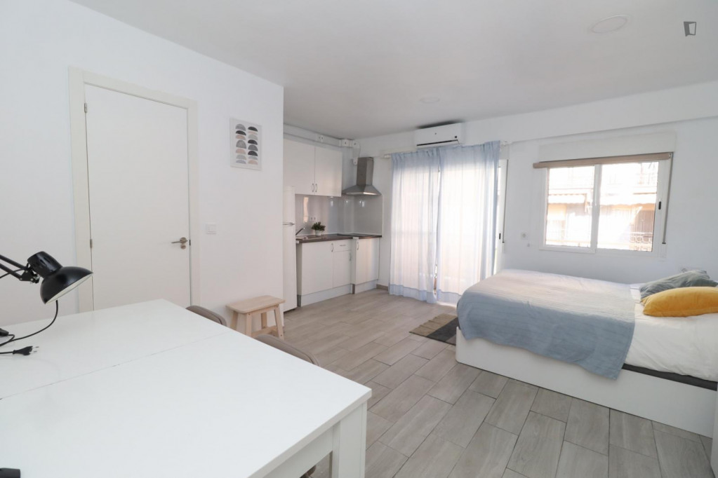 Nice studio with balcony close to La Marina metro station - Valence - chambre - ImmoJeune