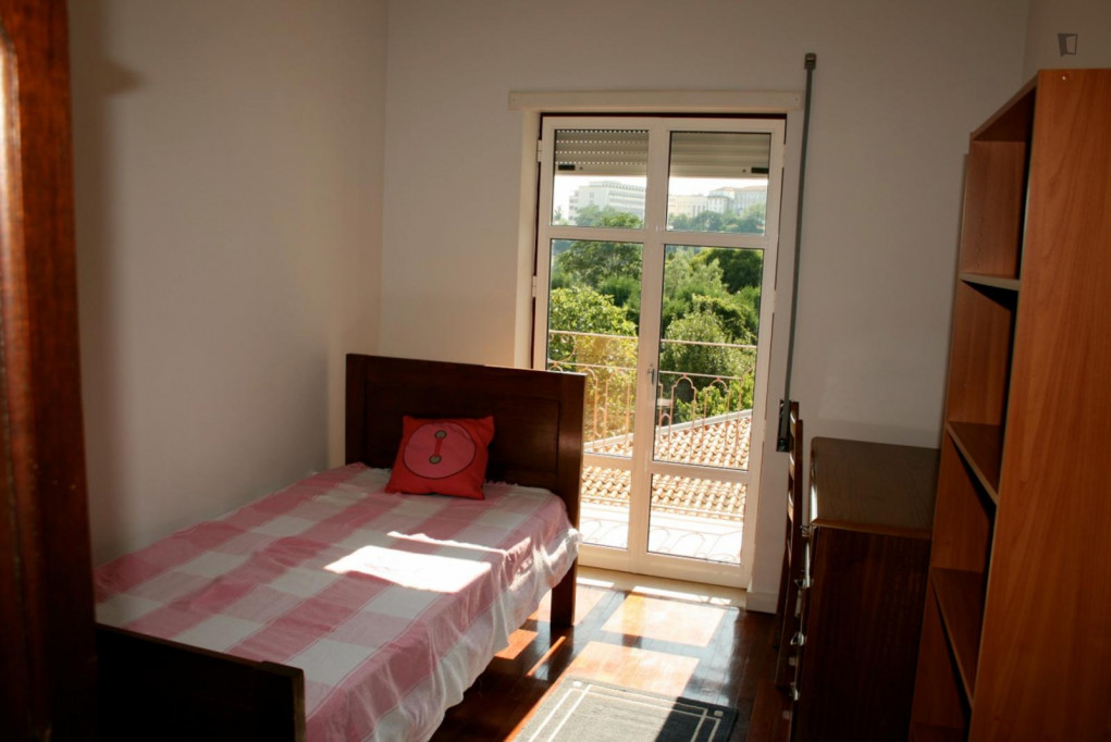 Cosy single bedroom with a balcony, in Montes Claros - Coimbra - chambre - ImmoJeune
