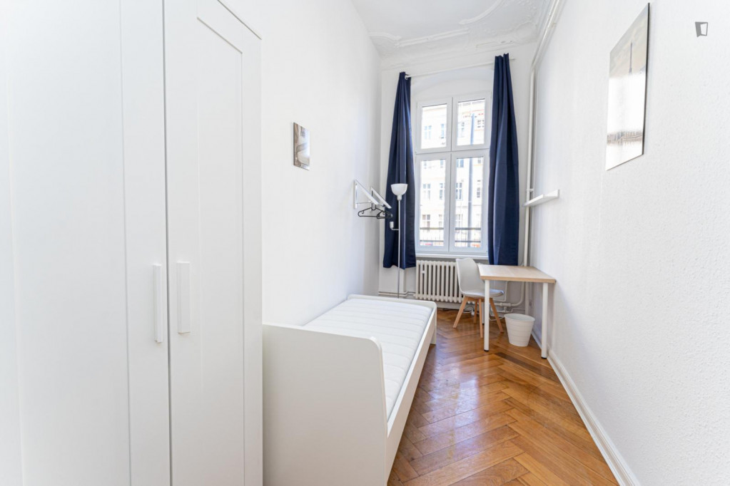 Neat single bedroom in a 9-bedroom apartment in Charlottenburg - Berlin - chambre - ImmoJeune