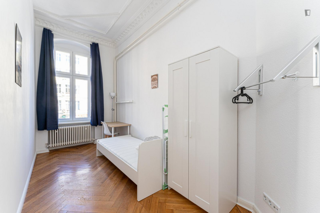 Nice single bedroom in a 9-bedroom apartment near Charlottenburg train station - Berlin - chambre - ImmoJeune