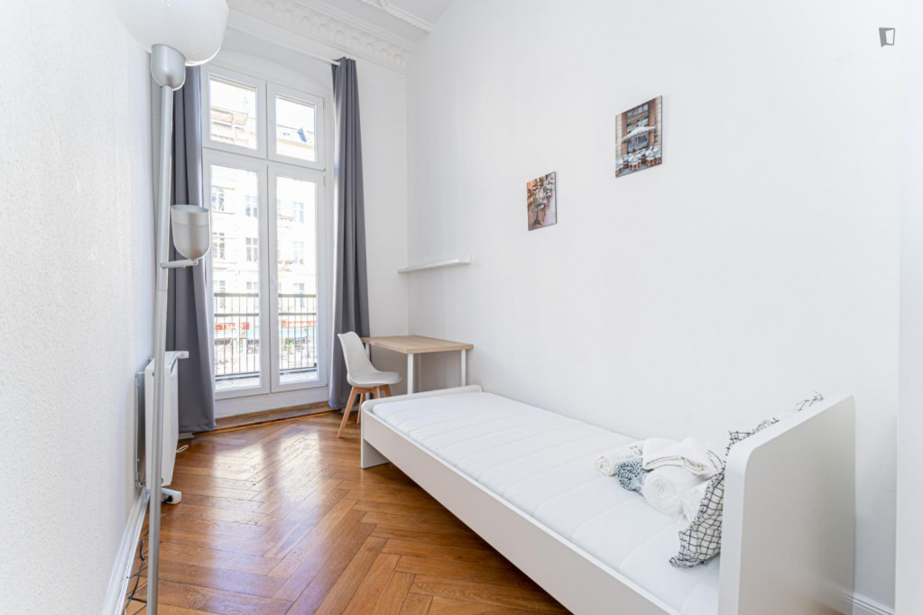 Bright single bedroom with balcony in the heart of Charlottenburg - Berlin - chambre - ImmoJeune