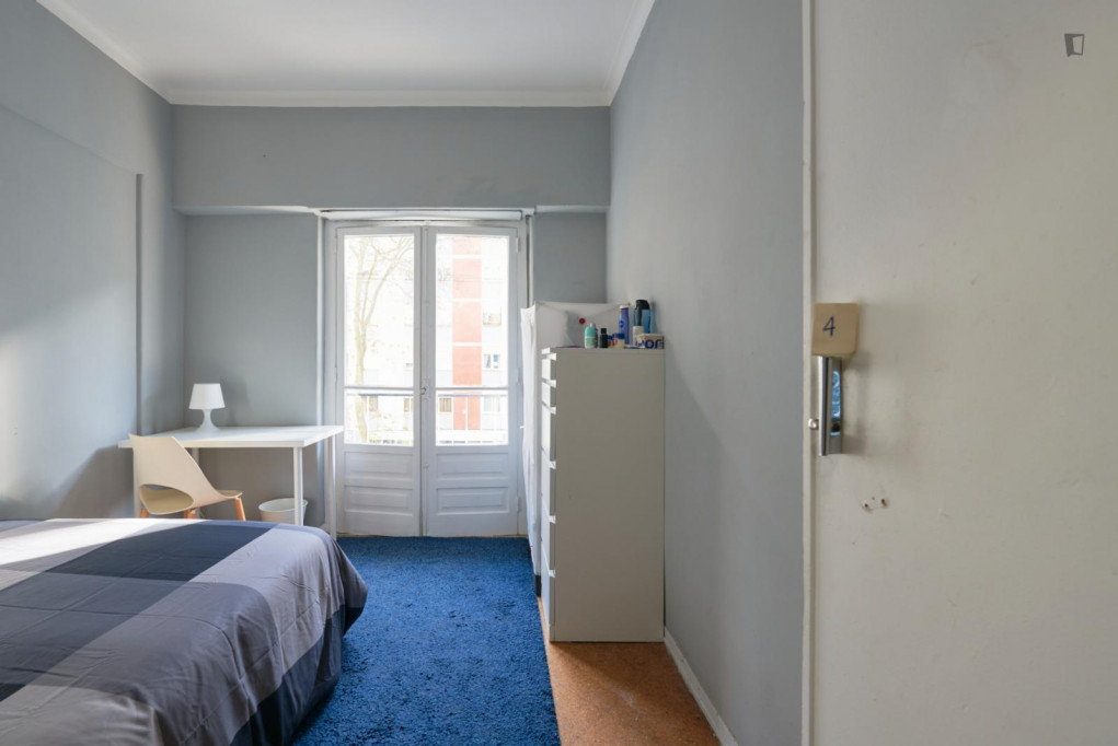 Cool double bedroom with balcony in a 6-Bedroom apartment, close to Carnide metro station