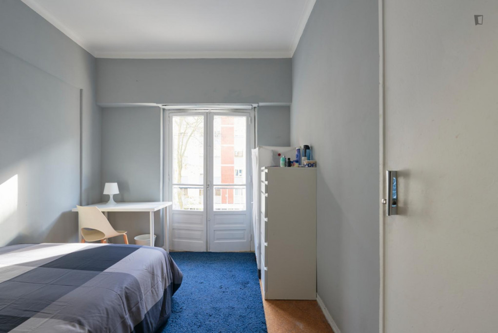 Cool double bedroom with balcony in a 6-Bedroom apartment, close to Carnide metro station