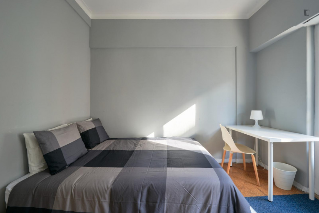 Cool double bedroom with balcony in a 6-Bedroom apartment, close to Carnide metro station