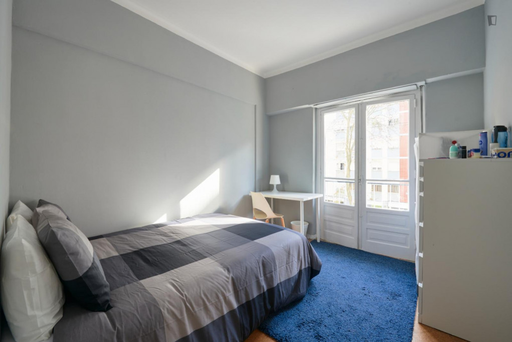 Cool double bedroom with balcony in a 6-Bedroom apartment, close to Carnide metro station