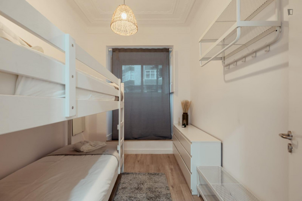 Sunny twin bedroom next to Arroios metro station