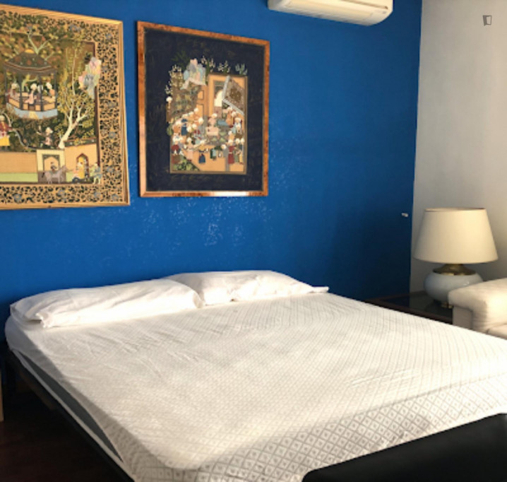 Colourful double bedroom in Municipio IX
