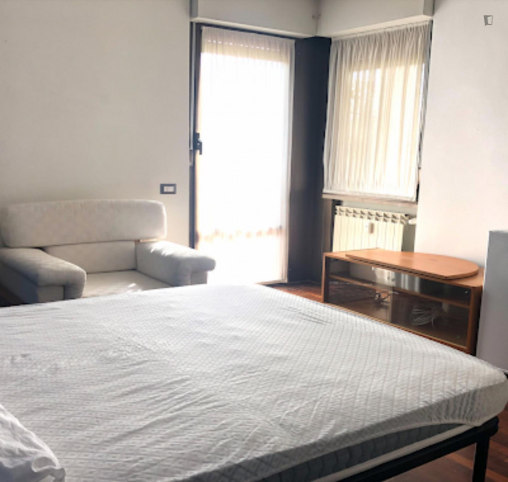 Colourful double bedroom in Municipio IX
