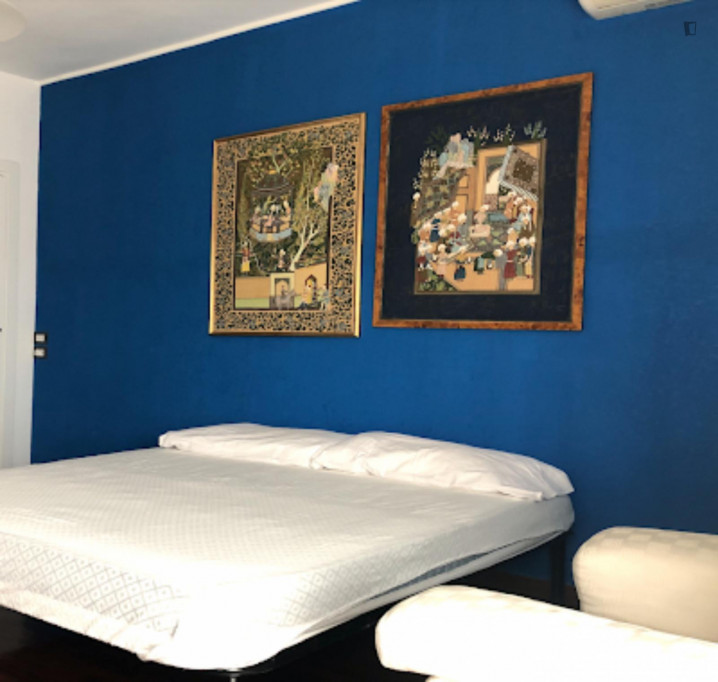 Colourful double bedroom in Municipio IX