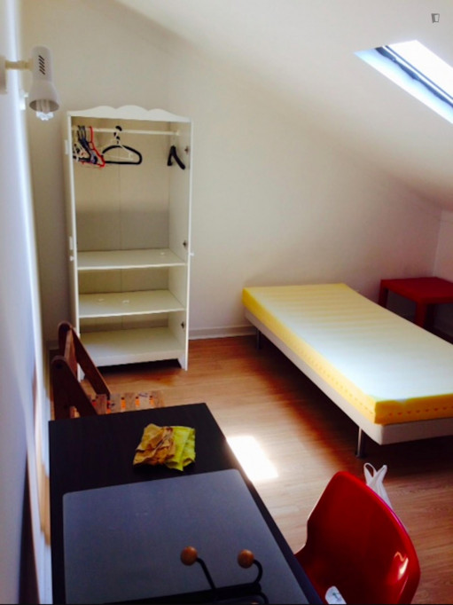 Single Bedroom in apartment with 11 bedrooms - Coimbra - chambre - ImmoJeune