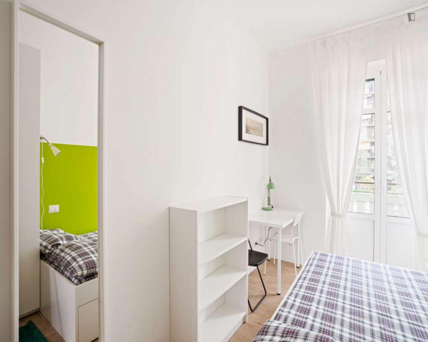 Luminous double bedroom in a 4-bedroom apartment in Primaticcio - Milan - chambre - ImmoJeune