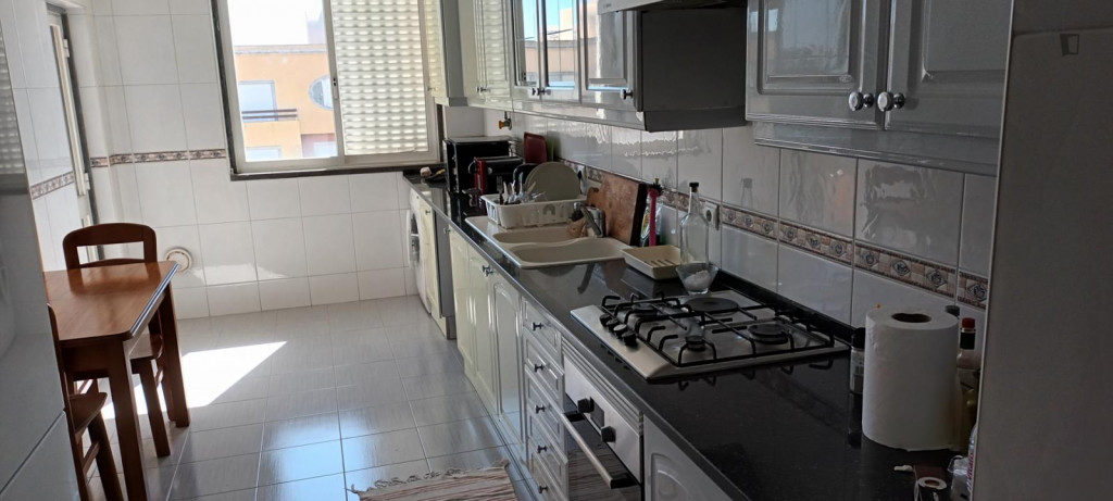 Nice double bedroom in Paço de Arcos
