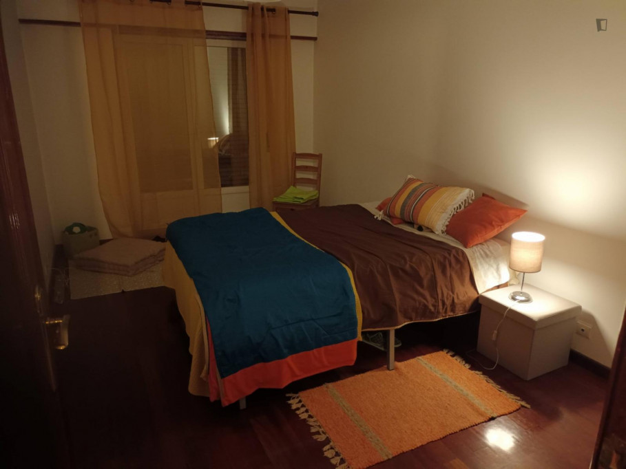 Nice double bedroom in Paço de Arcos