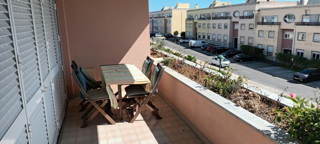 Nice double bedroom in Paço de Arcos