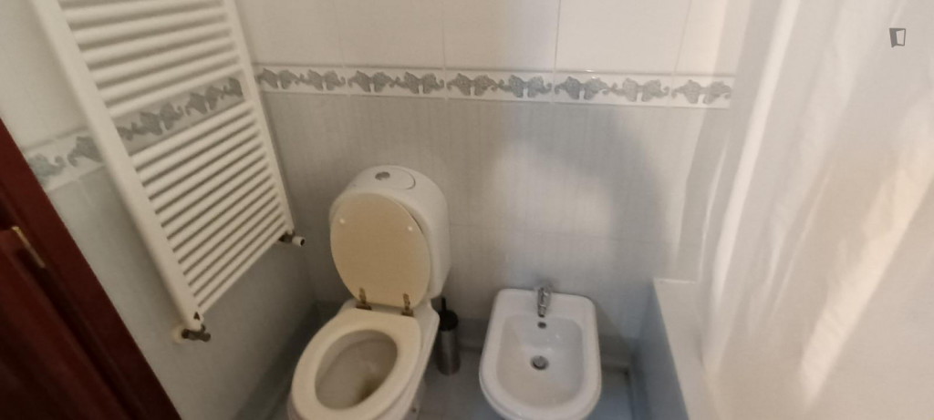 Nice double bedroom in Paço de Arcos