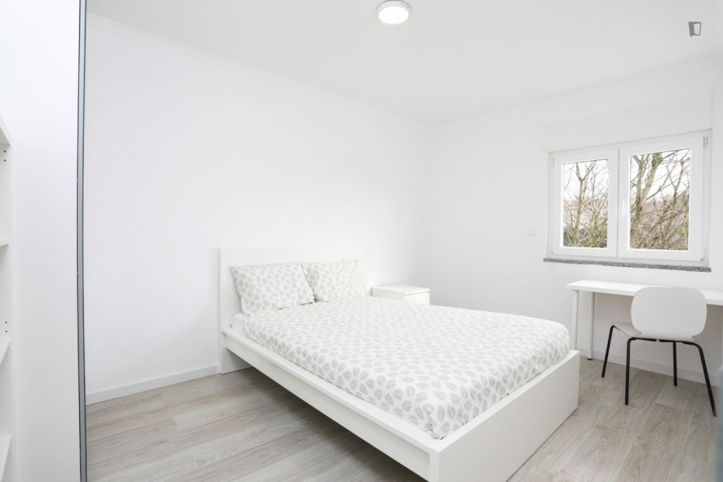 Bright double bedroom in a 4-bedroom apartment close to Carnide metro station - Lisbonne - chambre - ImmoJeune