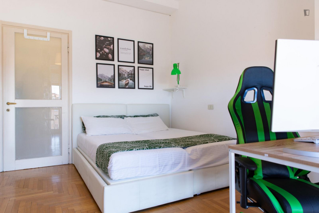 Double bedroom with balcony close to St Agostino metro station - Milan - chambre - ImmoJeune
