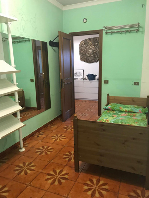 Enchanting single bedroom close to Anagnina metro station - Rome - chambre - ImmoJeune