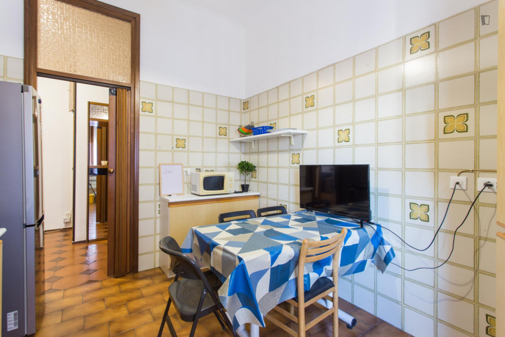 Bed in a spacious twin bedroom in a two-bedroom flat in Città Studi area - Milan - chambre - ImmoJeune