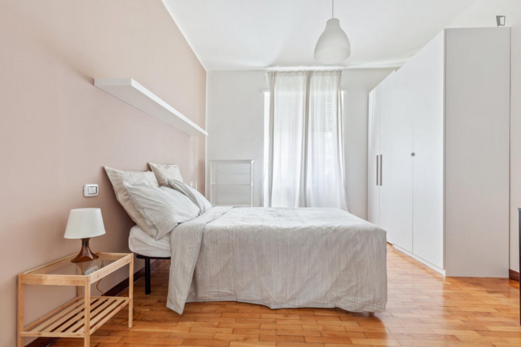 Pleasant Double Bedroom located in Lorenteggio neighbourhood - Milan - chambre - ImmoJeune