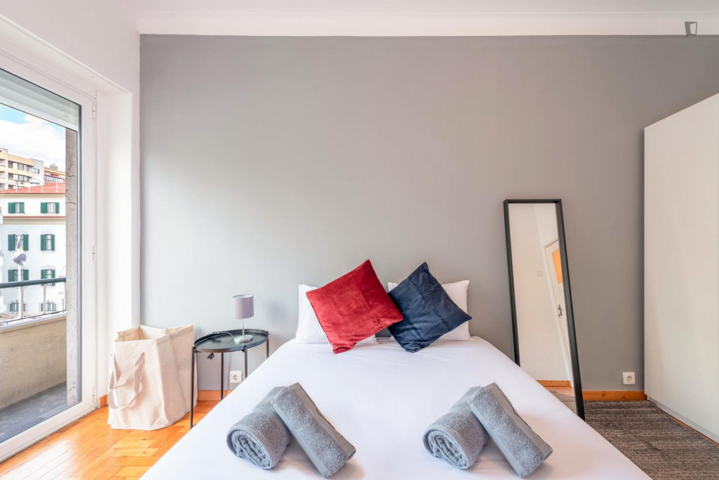 Spacious bedroom in an apartment close to Alvaláxia shopping centre - Lisbonne - chambre - ImmoJeune