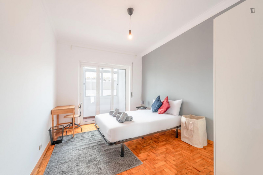 Snug bedroom in a 5-bedroom flat near the Campo Grande metro - Lisbonne - chambre - ImmoJeune