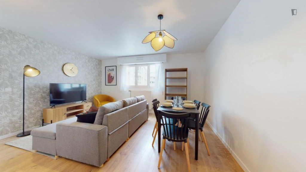 Cute double bedroom in Courbevoie