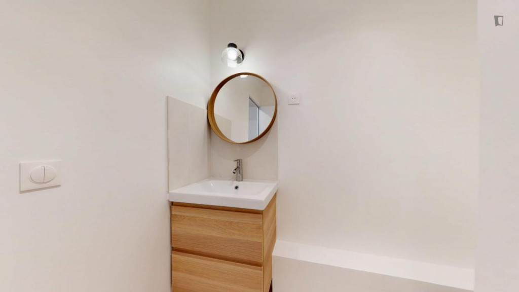 Cute double bedroom in Courbevoie