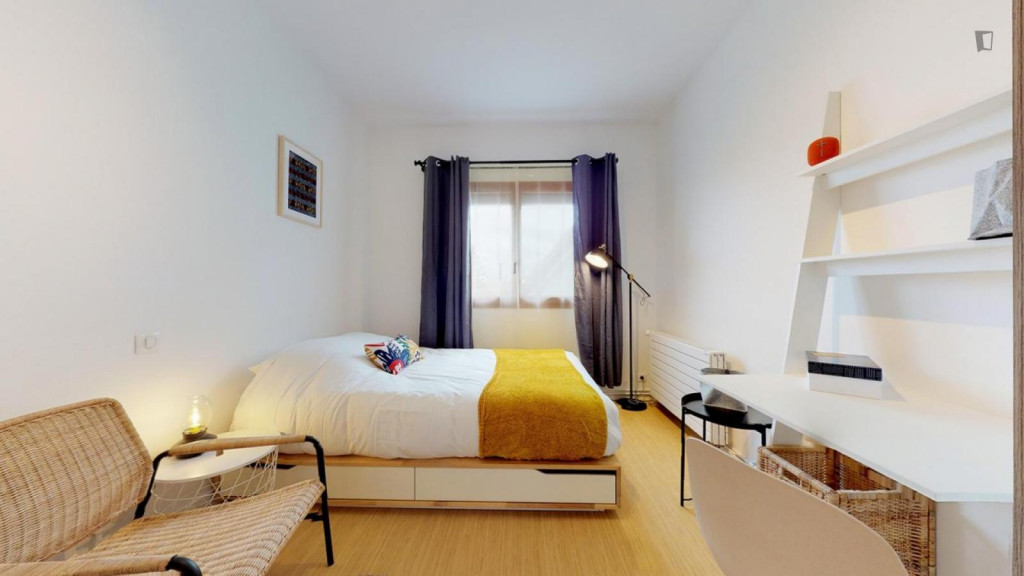 Chic double bedroom close to École Superieure d'Osteopathie