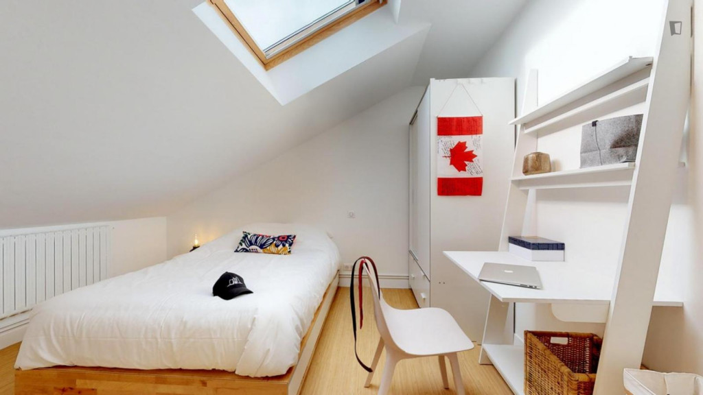 Bright double bedroom in Noisy-le-Grand