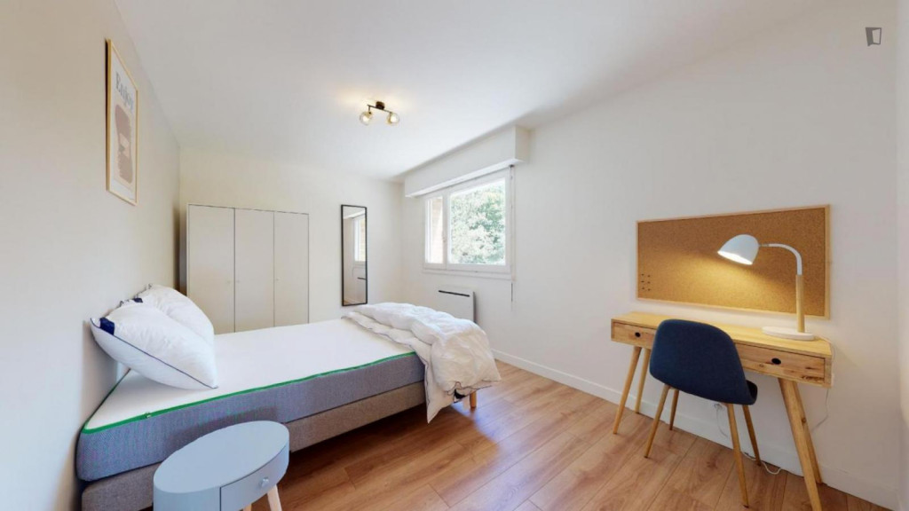 Bright double bedroom close to Canteleu metro station