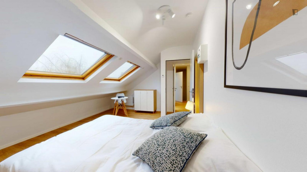 Sunny double ensuite bedroom close to Square Schnarbach
