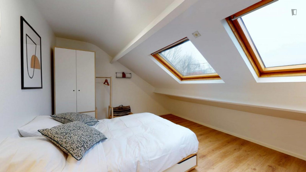 Sunny double ensuite bedroom close to Square Schnarbach