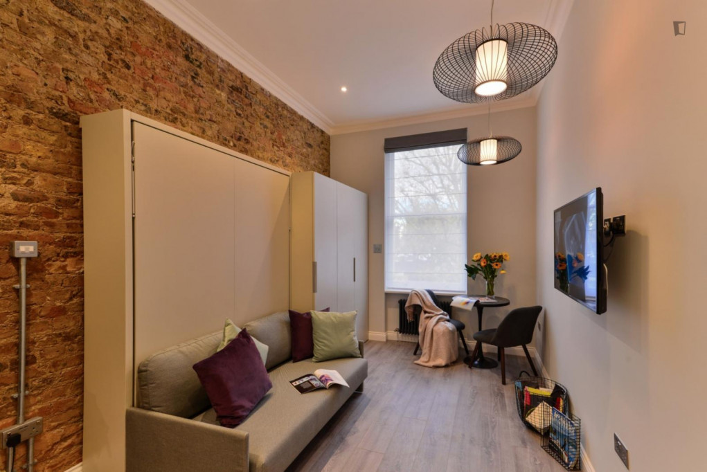 Inviting studio very close to Notting Hill Gate Tube