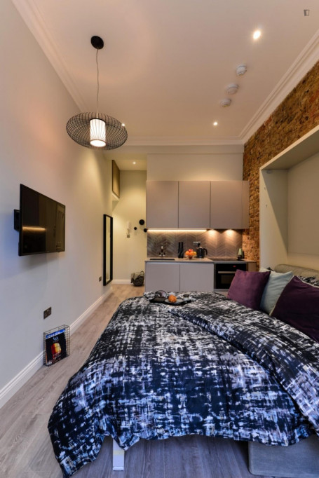 Inviting studio very close to Notting Hill Gate Tube