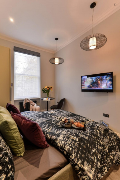 Inviting studio very close to Notting Hill Gate Tube