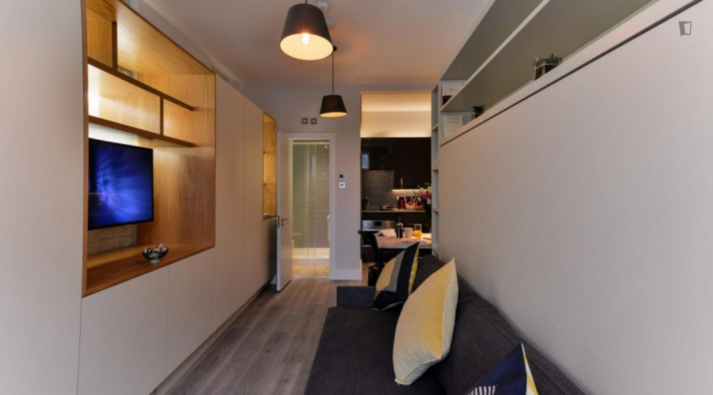 Lovely studio very close to Notting Hill Gate Library