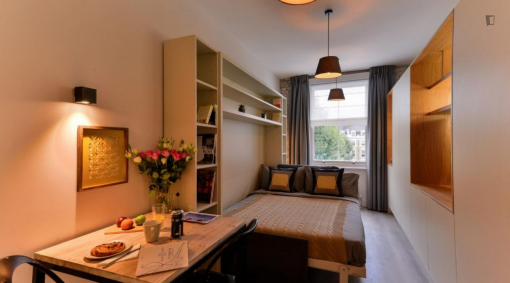 Lovely studio very close to Notting Hill Gate Library