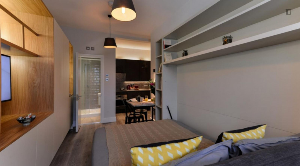 Lovely studio very close to Notting Hill Gate Library